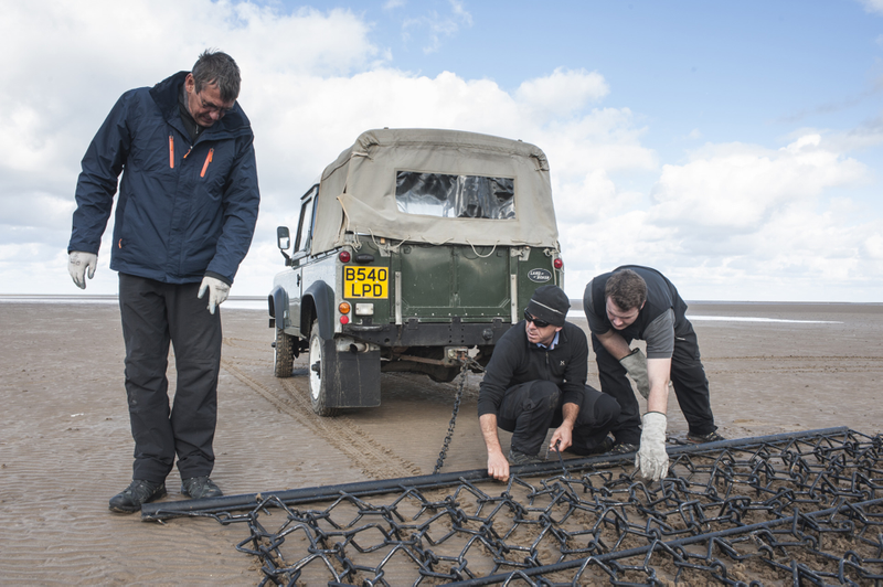 Illustration for article titled A Gigantic Sand Drawing Is How Land Rover Said Farewell To The Defender